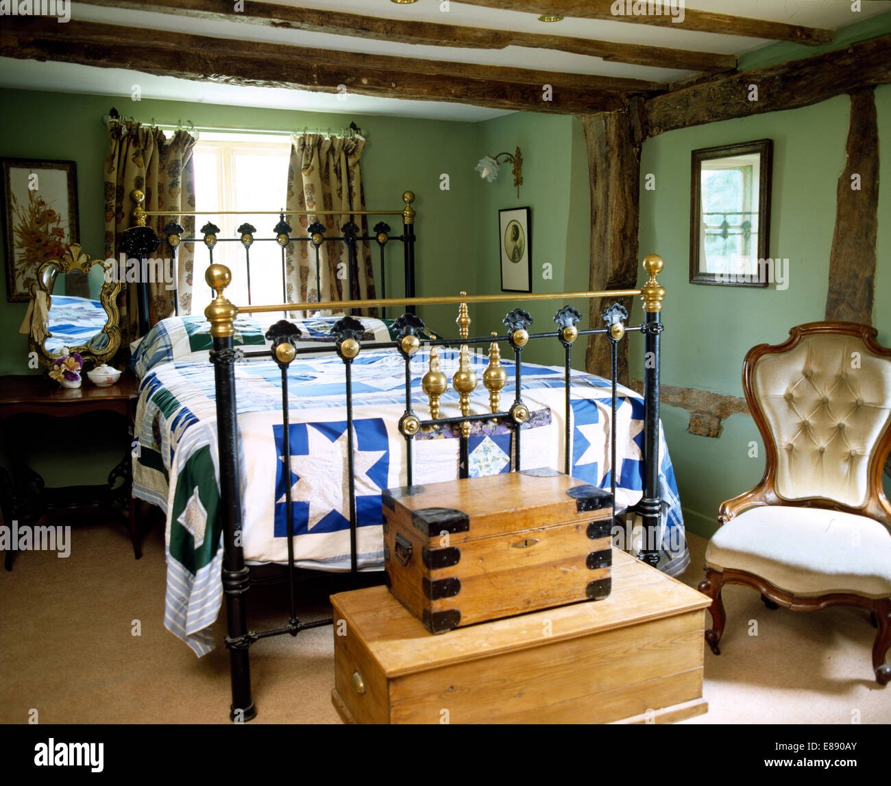 Les boîtes ci-dessous pin antique lit avec patchwork blanc +bleu vert en chambre cottage Banque D'Images