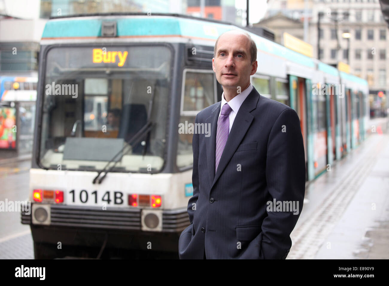 Lord Andrew Adonis , Secrétaire d'État aux Transports, à l'arrêt de tramway Piccadilly Gardens Banque D'Images