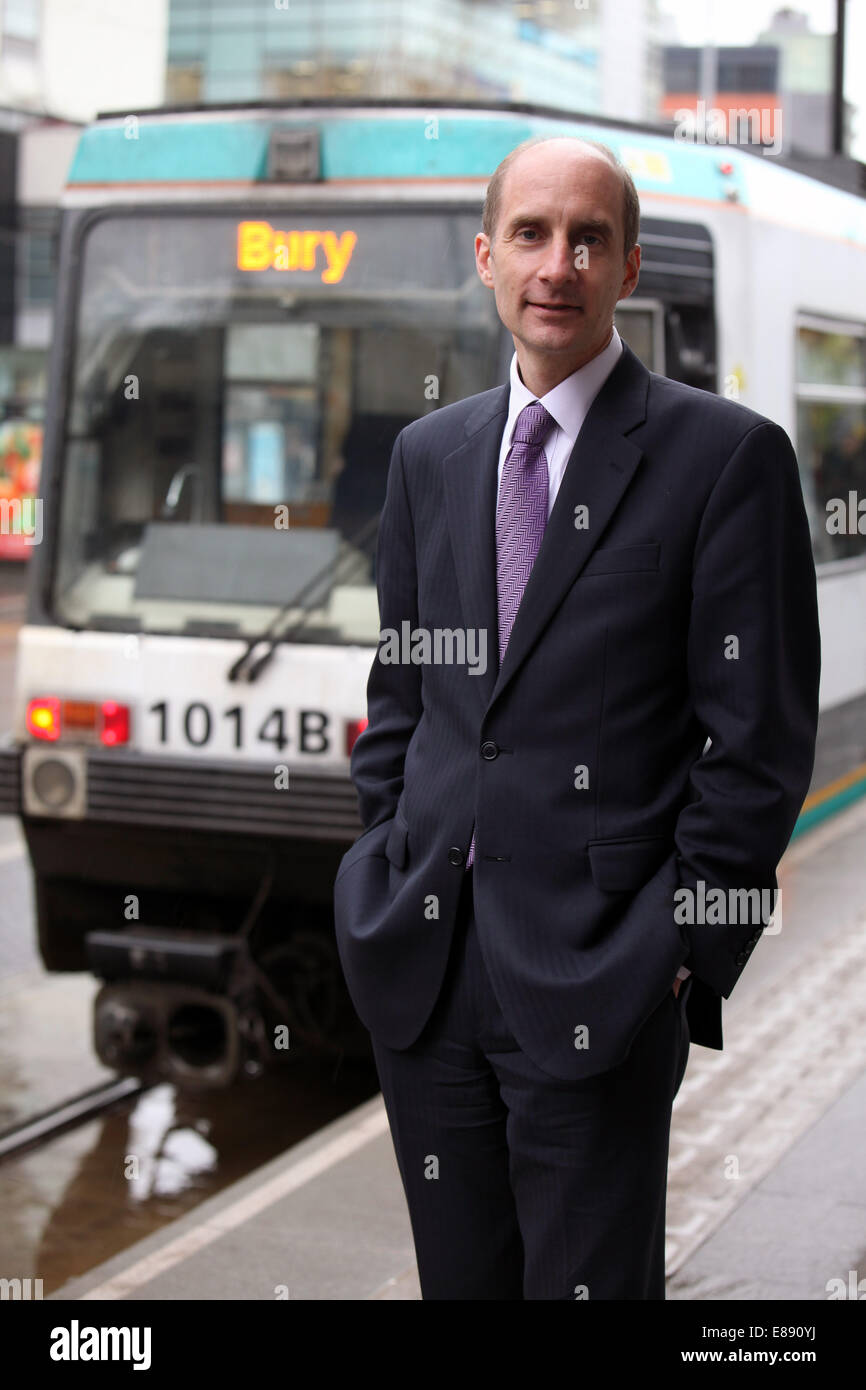 Lord Andrew Adonis , Secrétaire d'État aux Transports, à l'arrêt de tramway Piccadilly Gardens Banque D'Images