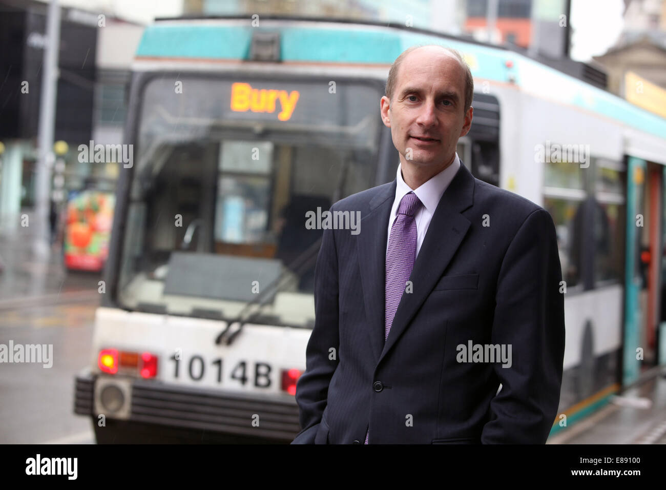 Lord Andrew Adonis , Secrétaire d'État aux Transports, à l'arrêt de tramway Piccadilly Gardens Banque D'Images