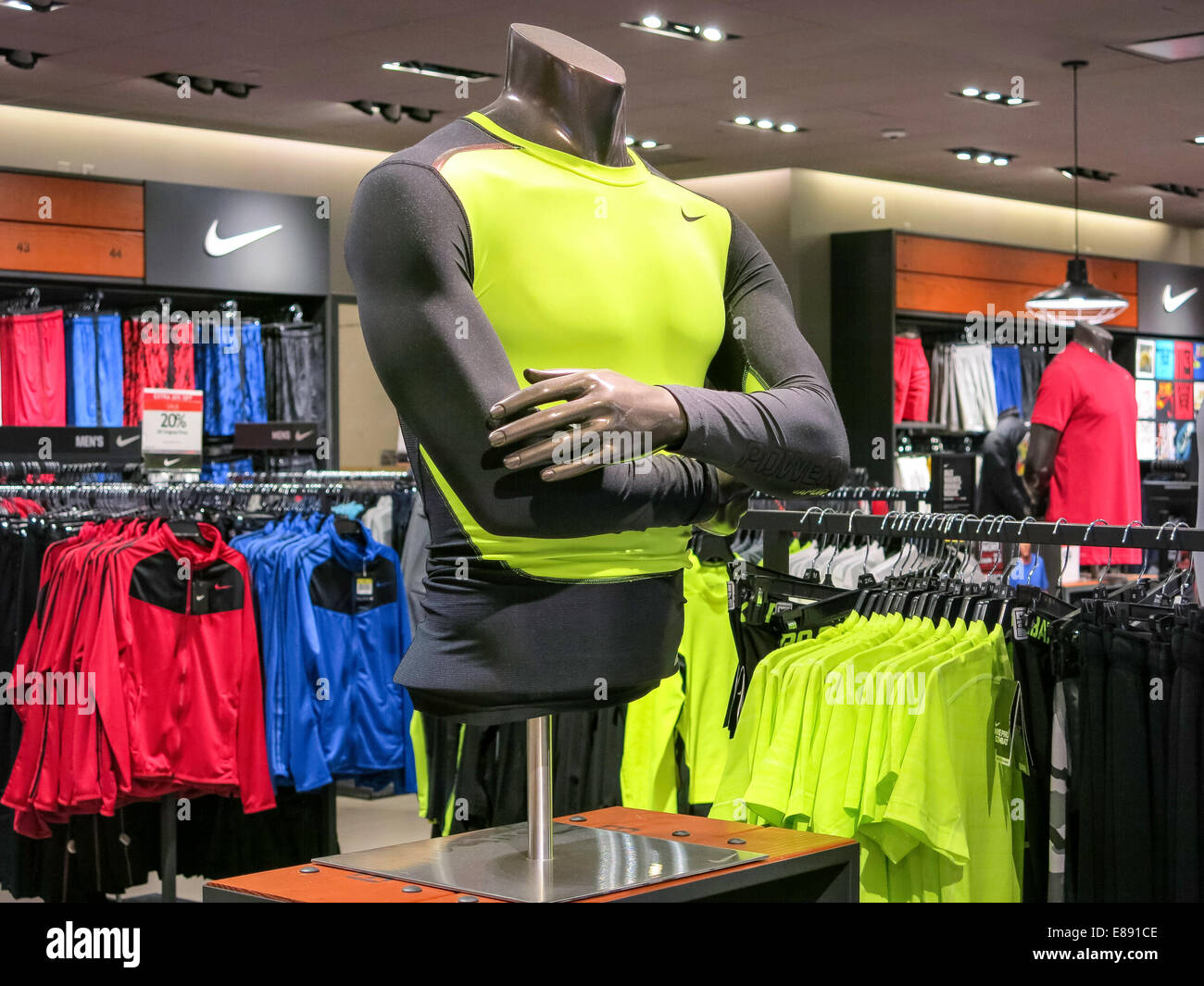 Vêtements Nike Athletic avec logo Swoosh, écran, Macy's Department Store, Herald Square, New York Banque D'Images