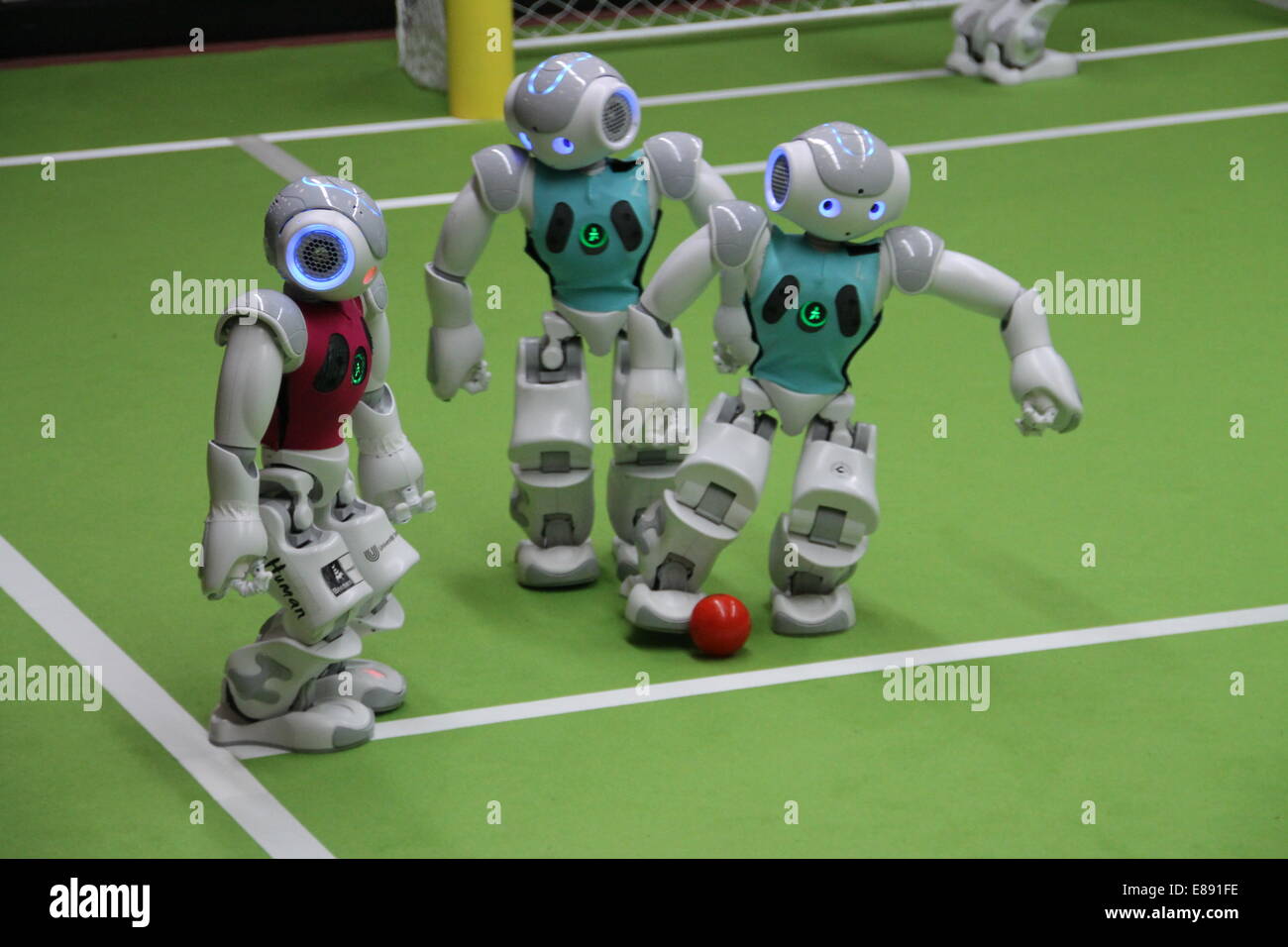 Robots turc (R) à côté d'un Allemand au robot Robogol '2014' à Istanbul, Turquie, 27 Septembre, 2014. L'équipe 'B' de l'humain à partir de Brême joue contre 'Cerberus' de l'université Bogazici à Istanbul à Robogol. Le jeu a été organisé pour l'année germano-turc de la science par l'ambassade allemande et le Koc-Museum, où les jeux ont lieu. Photo : afp/Saint Denis le ferment peut Banque D'Images