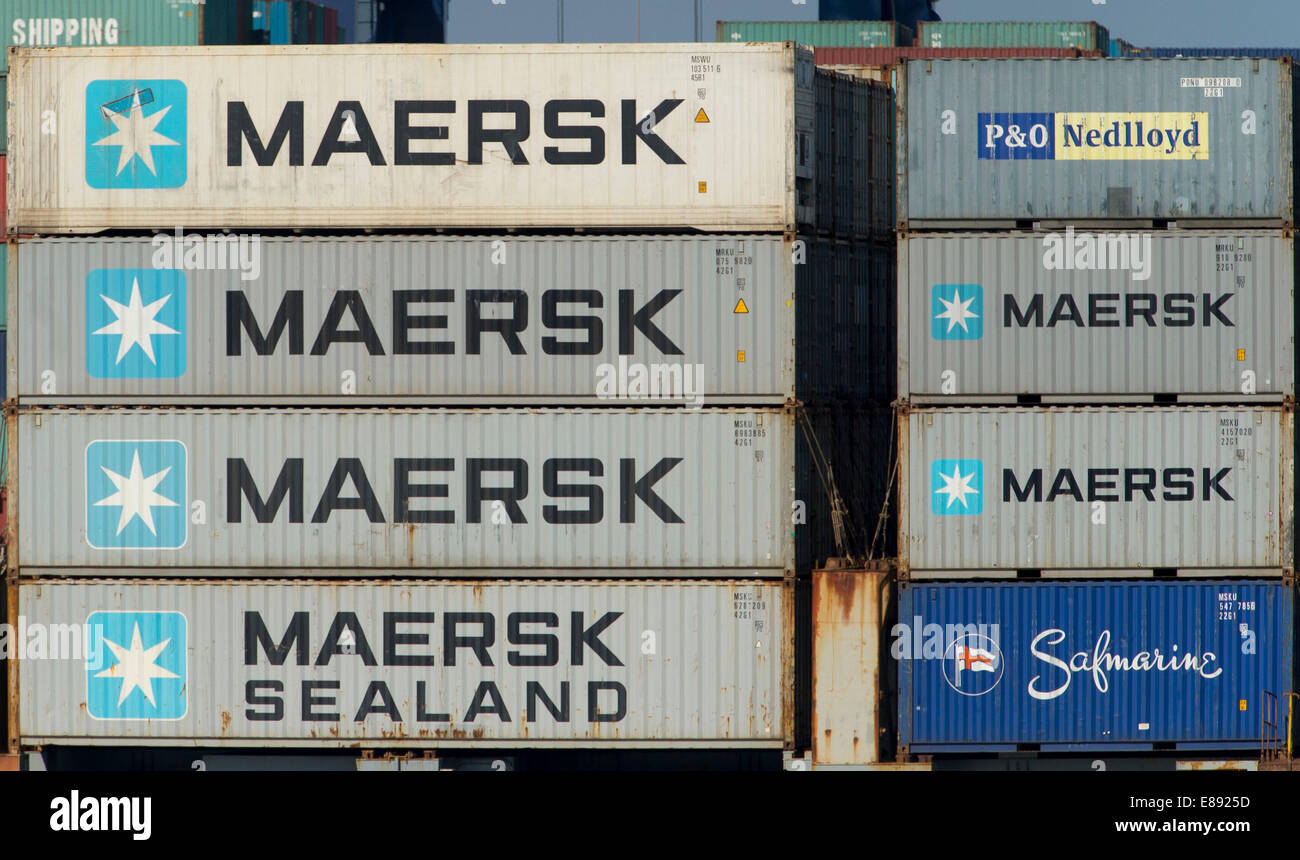 Conteneurs maritime Maersk empilés à port. Banque D'Images