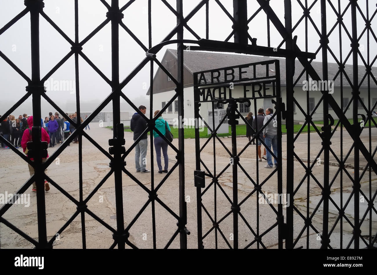 L'Allemagne, le camp de concentration de Dachau. La porte du camp avec l'inscription Arbeit macht frei. Banque D'Images