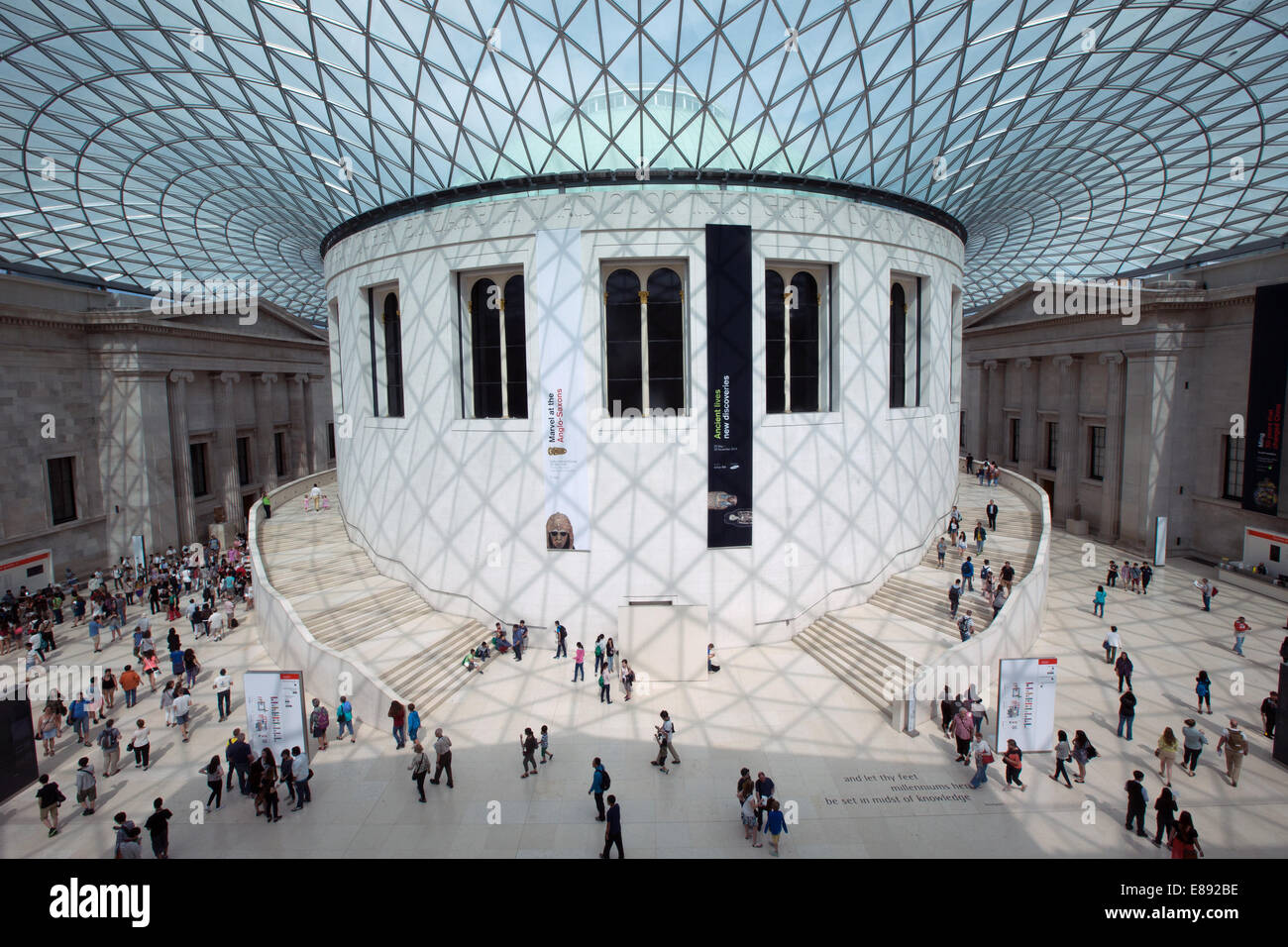 La grande cour du British Museum,la plus grande cour couverte en Europe conçu par Foster and Partners et construit en 2001 Banque D'Images
