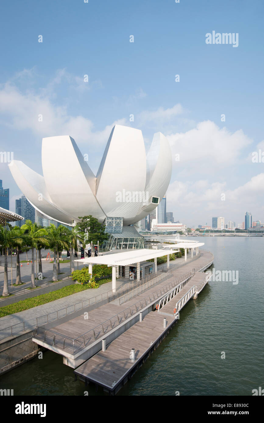 Artscience Museum de Singapour par la rivière Singapour Banque D'Images