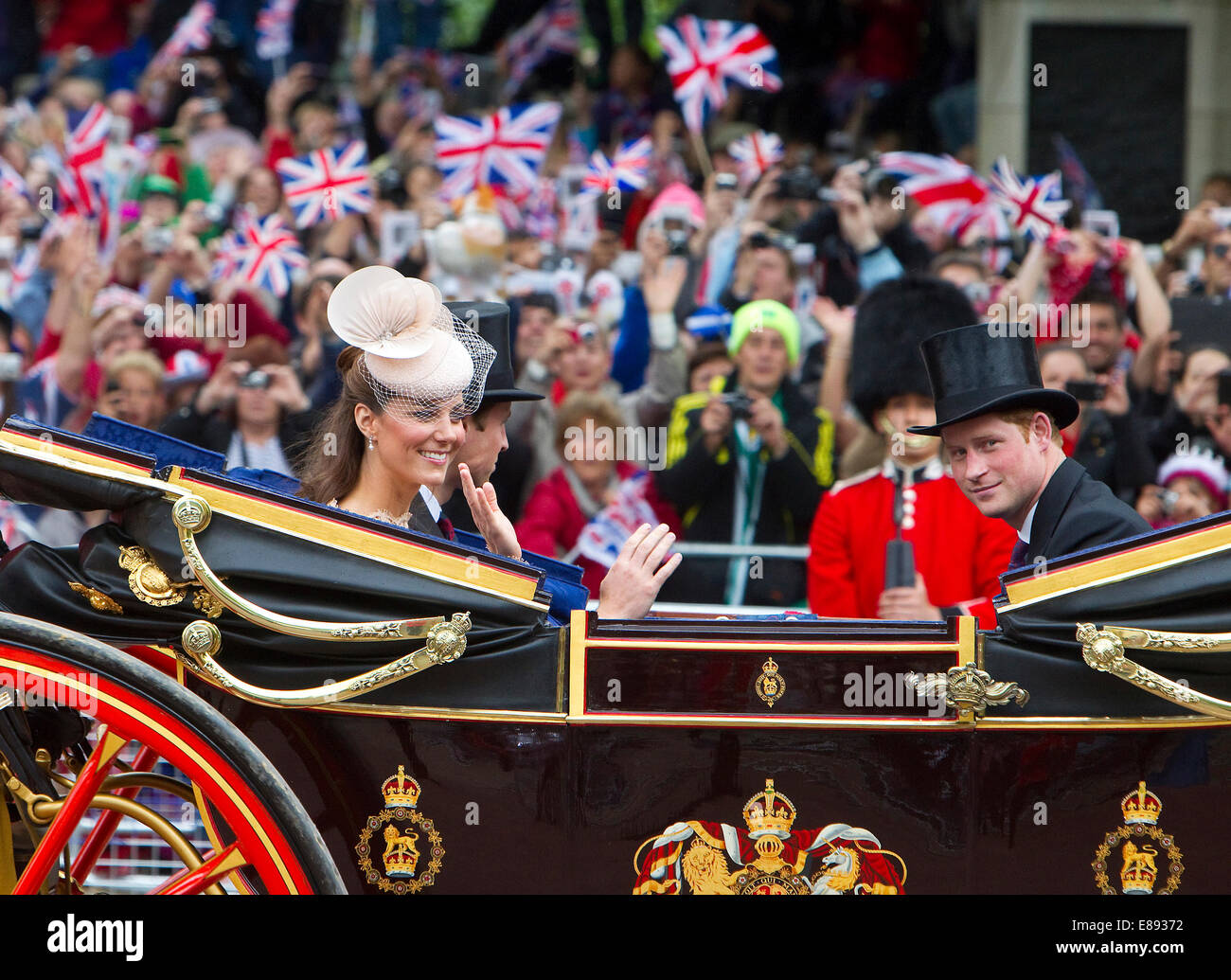 La duchesse de Cambridge, Catherine Middleton,son mari,William et le prince Harry en descendant le Mall Banque D'Images
