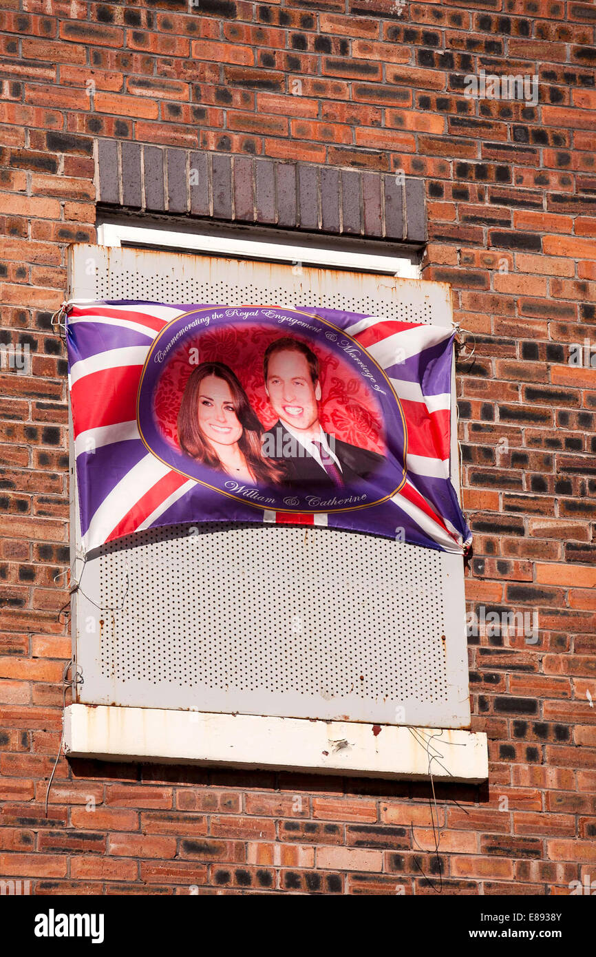 Toxteth , Liverpool. Mariage Royal Pavillon de Prince George et Kate Middleton se bloque à partir d'une fenêtre à bord Banque D'Images