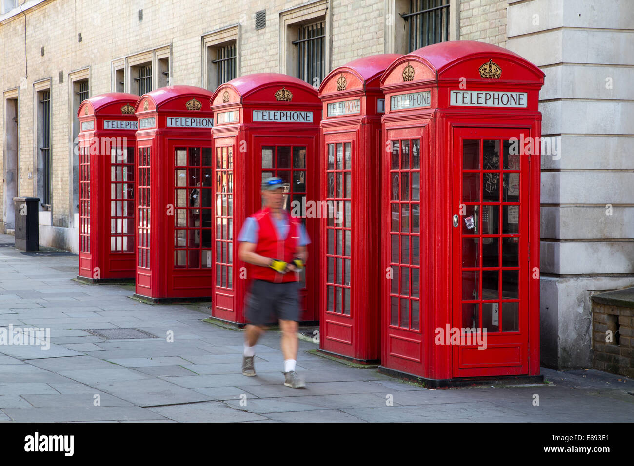 K2 Rouge Boîtes Téléphone conçue par Sir Giles Gilbert Scott Vaste cour,Covent Garden Banque D'Images