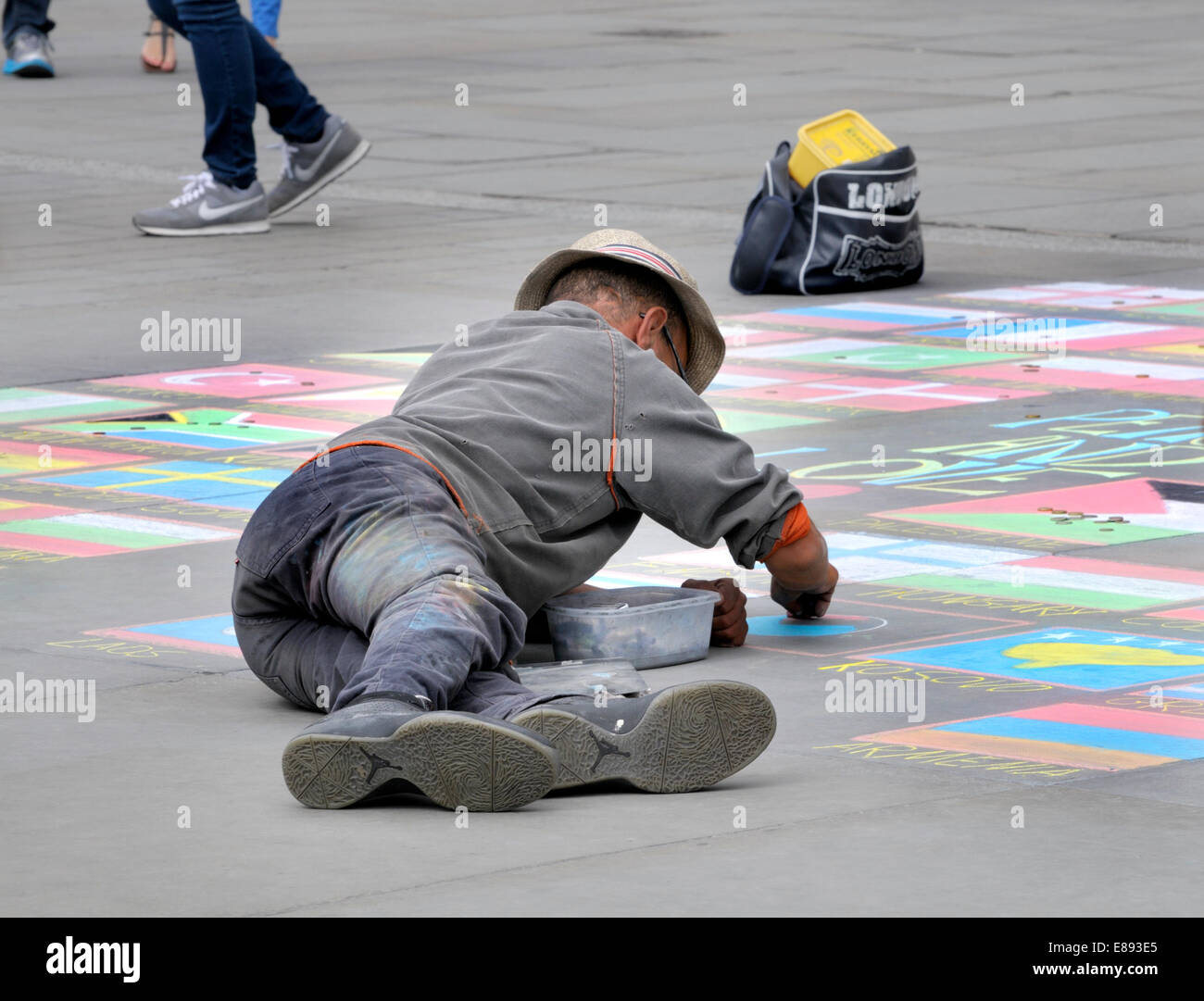 Londres, Angleterre, Royaume-Uni. Artiste de la chaussée à Trafalgar Square, le dessin à la craie des cartes du monde Banque D'Images