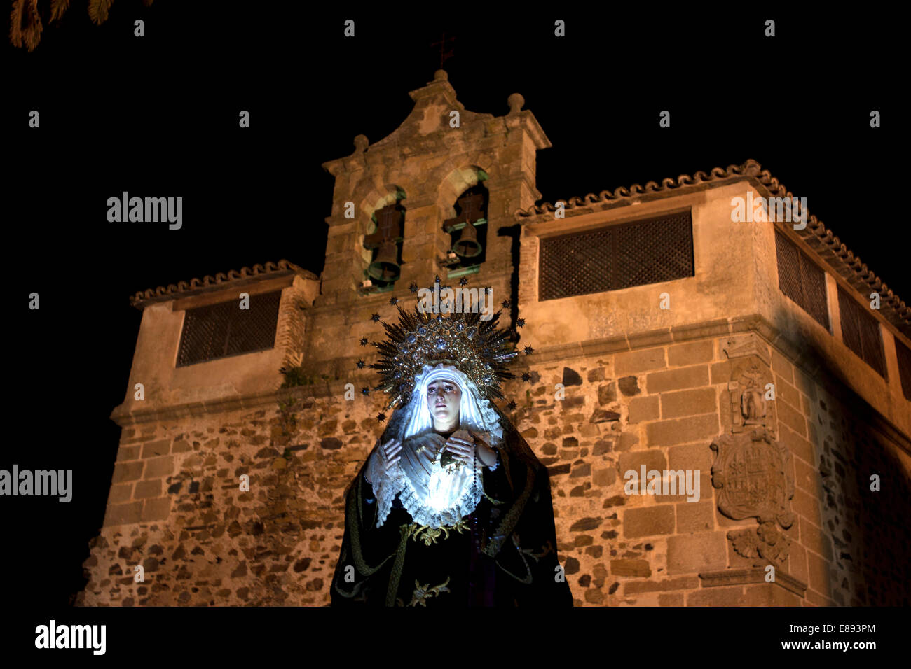 La Vierge des Douleurs (Virgen de los Dolores) s'affiche en procession pendant la Semaine Sainte de Pâques dans la région de Cáceres, Extremadura, Espagne, Banque D'Images