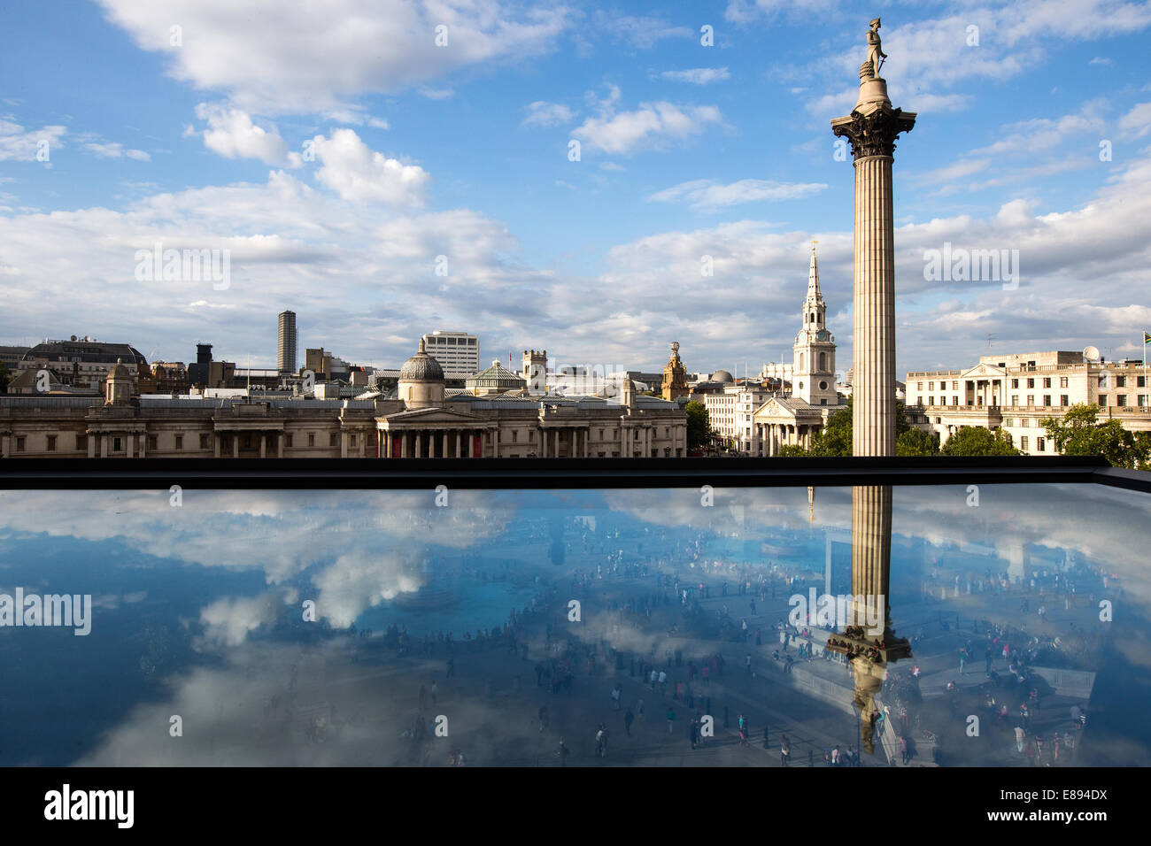 Vue de Trafalgar Square à la nord avec la colonne Nelson, le Musée des beaux-arts et dans le domaine St Martin's Church Banque D'Images
