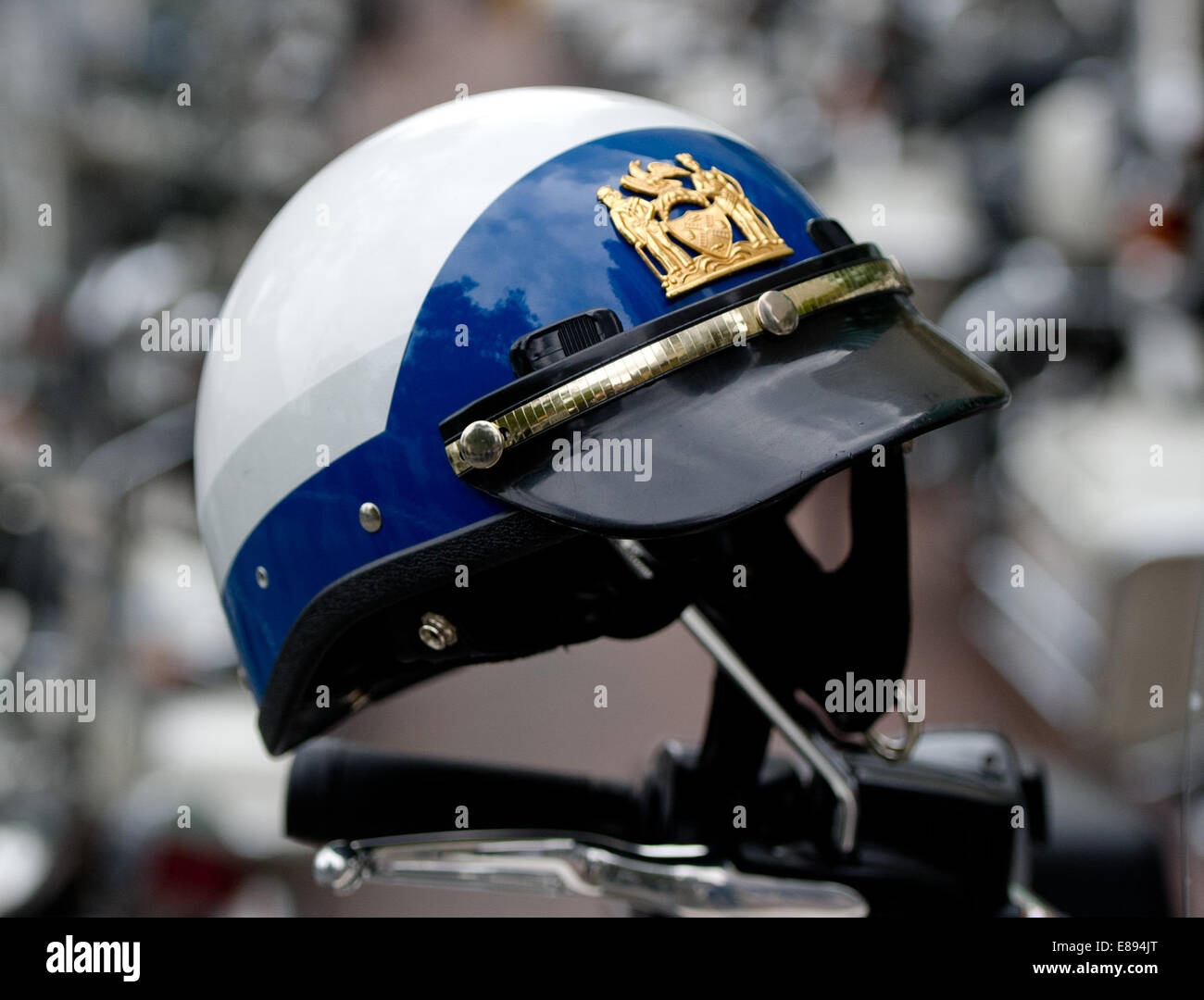 Un casque est suspendu sur une moto de la Police de la ville de New York  (NYPD) à New York, le 24 septembre, 2014. Photo : Daniel Bockwoldt/dpa  Photo Stock - Alamy