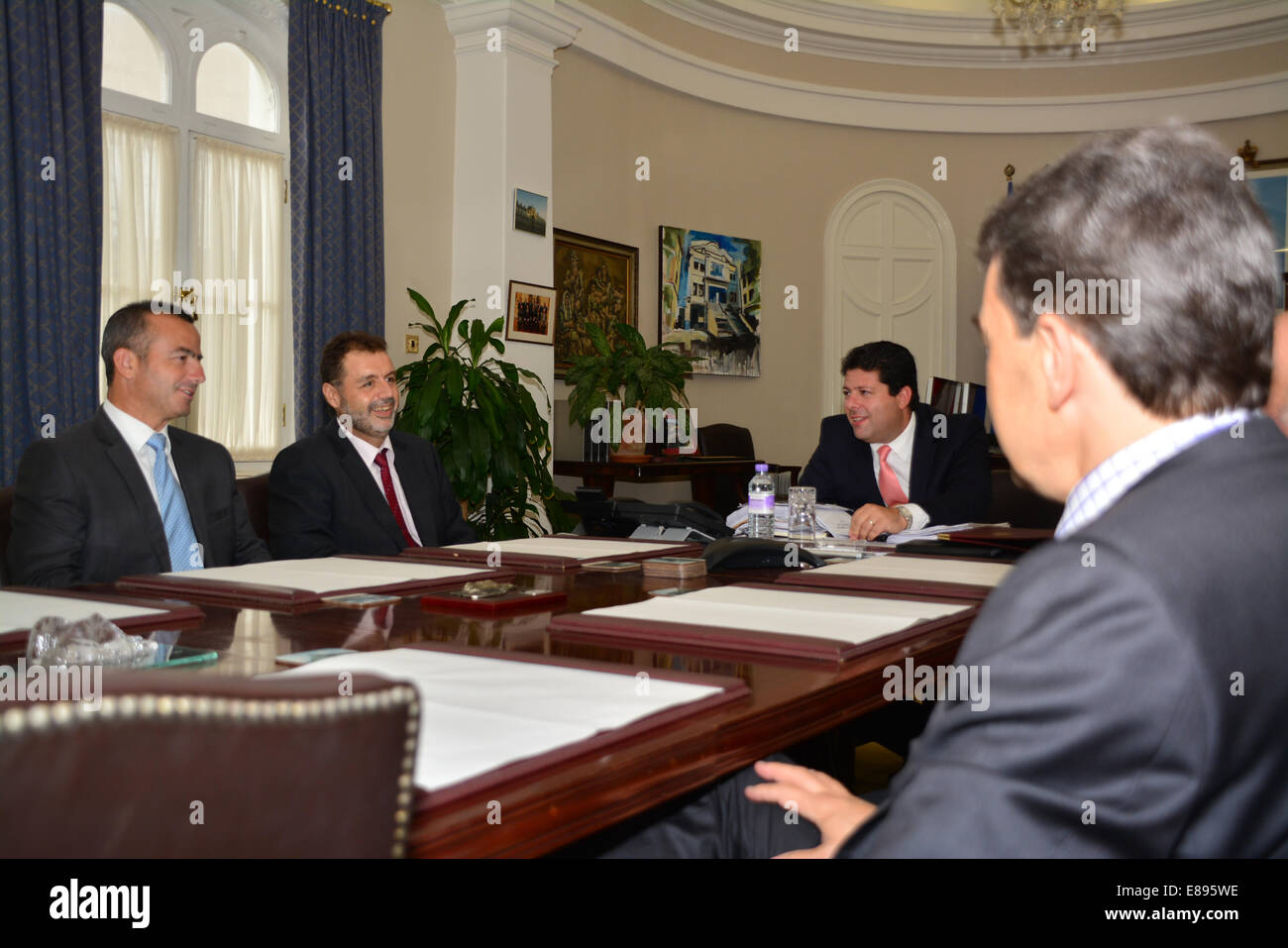 Gibraltar. 2 octobre, 2014. Le Gouvernement de Gibraltar a annoncé la création d'un groupe de travail de professionnels de l'industrie d'examiner le programme individuel de catégorie 2 et de conseiller le gouvernement sur la meilleure façon ce produit peut être développé et amélioré. Le groupe a rencontré le Ministre en chef Fabian Picardo cet après-midi à la première réunion du groupe de travail au couvent Numéro Six Place, Gibraltar. Crédit : Stephen Ignacio/Alamy Live News Banque D'Images