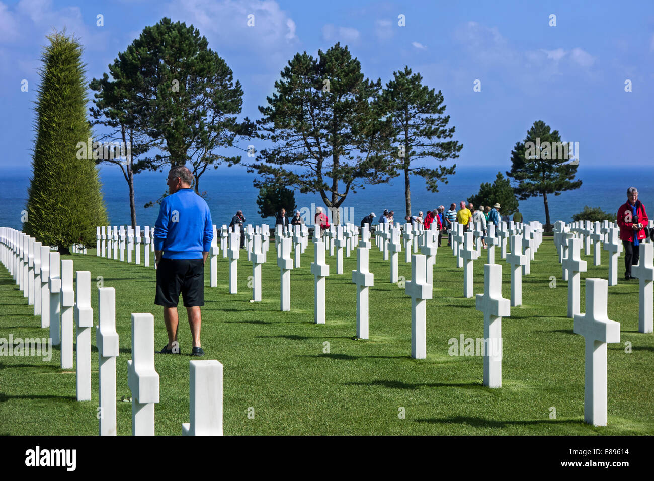 Croix blanches pour les soldats américains tombés au cimetière américain de Normandie, Omaha Beach, Colleville-sur-Mer, France Banque D'Images