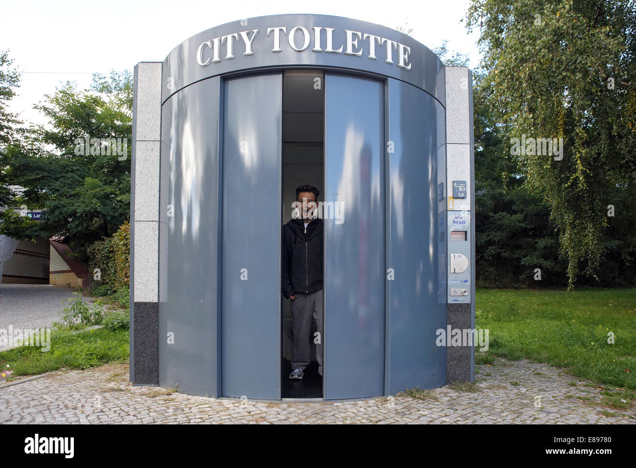 Berlin, Allemagne, le garçon sort de toilettes publiques Banque D'Images