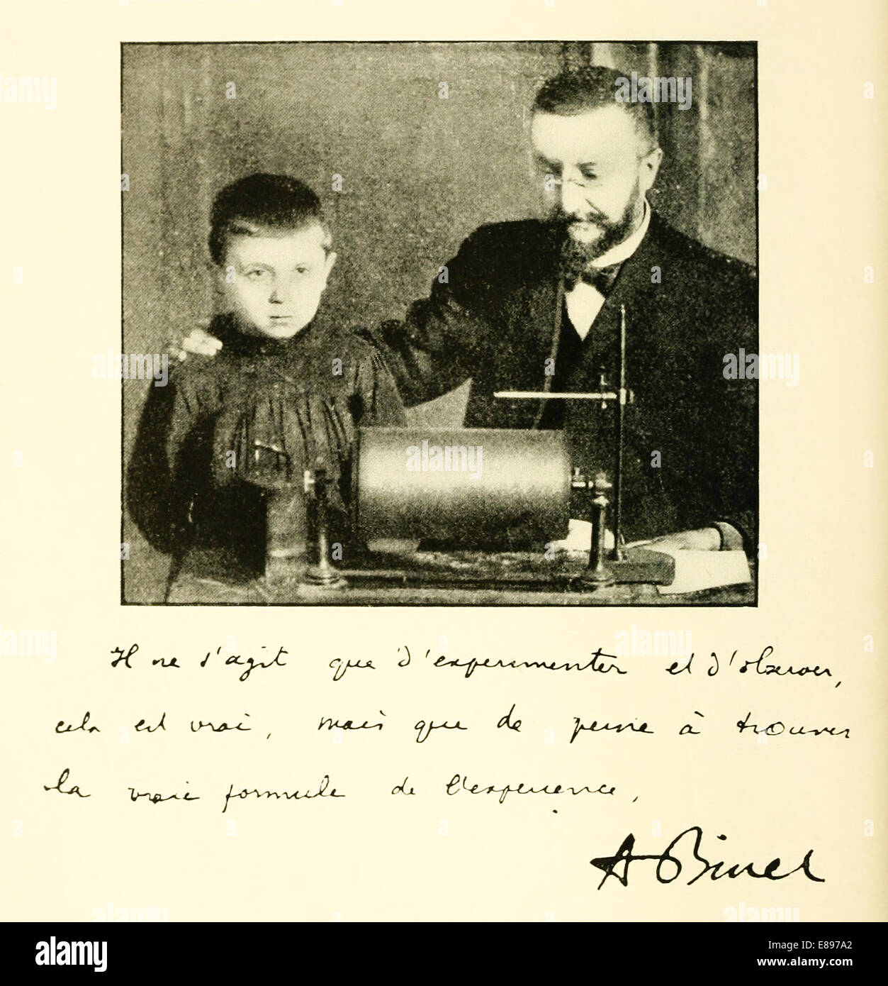 Alfred Binet (1857-1911) Le psychologue français travaillant à la collaboration avec un jeune fille en difficulté, Laraze. Voir la description pour plus d'info. Banque D'Images