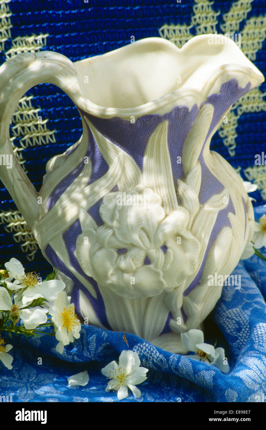 De Still-Life antique blue +white jug Banque D'Images