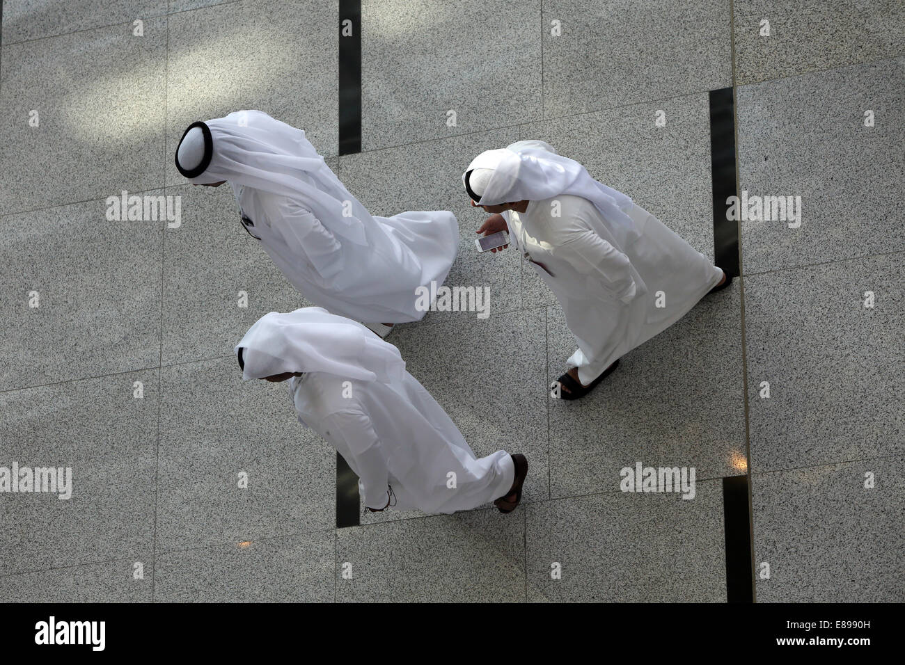 Dubaï, Émirats arabes unis, bird's eye view, les hommes en costume national Banque D'Images