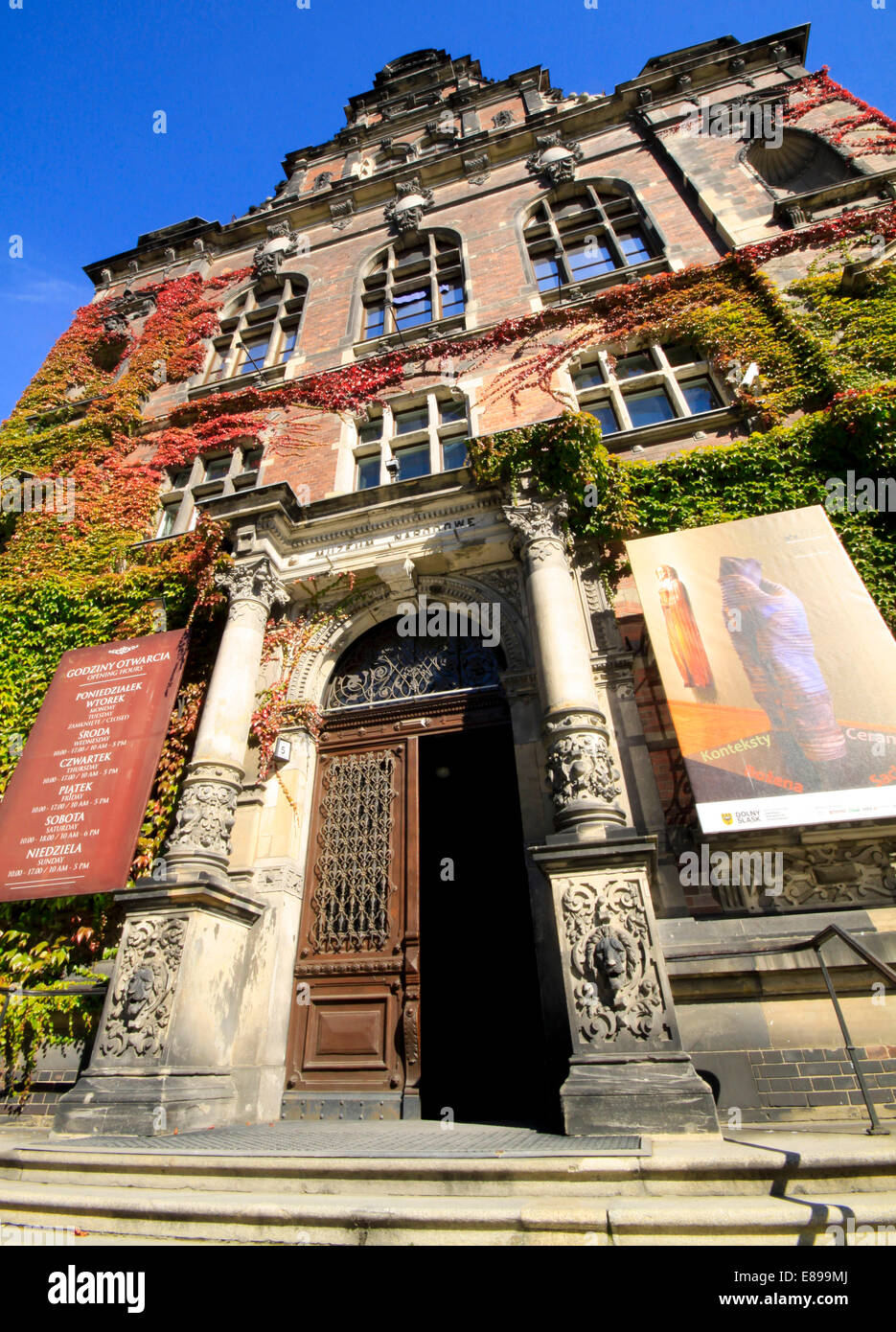 Entrée du Musée National à Wroclaw, Pologne. Bâtiment conçu par l'architecte Karl Friedrich Endell, érigé en 1883 - 1886 Banque D'Images