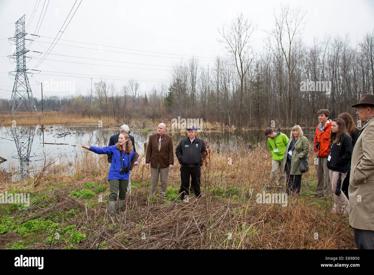 Novi, Michigan - membres de la Wildlife Habitat Council Le tour de la propriété de l'ITC Holdings. Banque D'Images