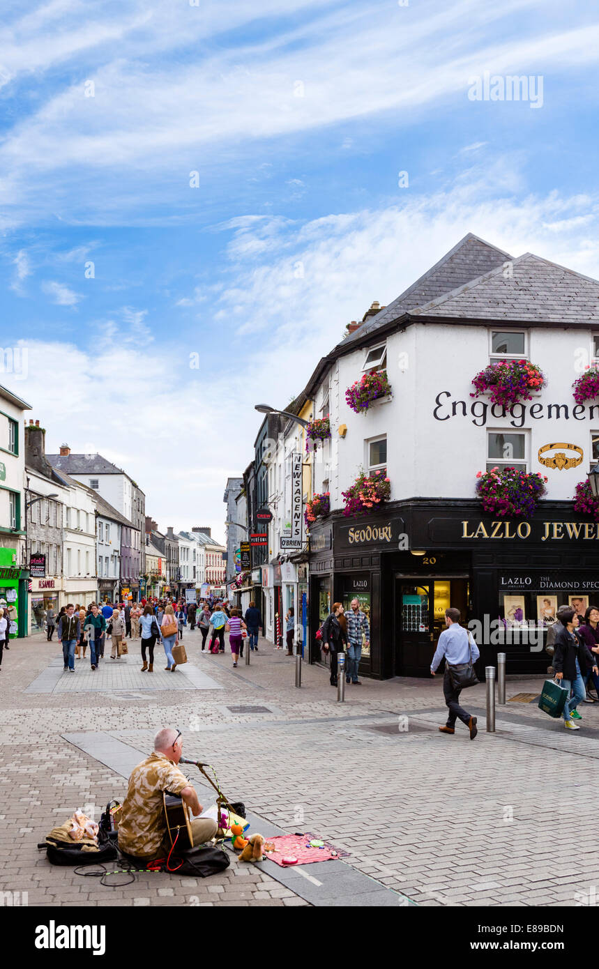 Musicien ambulant sur William Street dans le Quartier Latin de la ville de Galway, comté de Galway, en République d'Irlande Banque D'Images