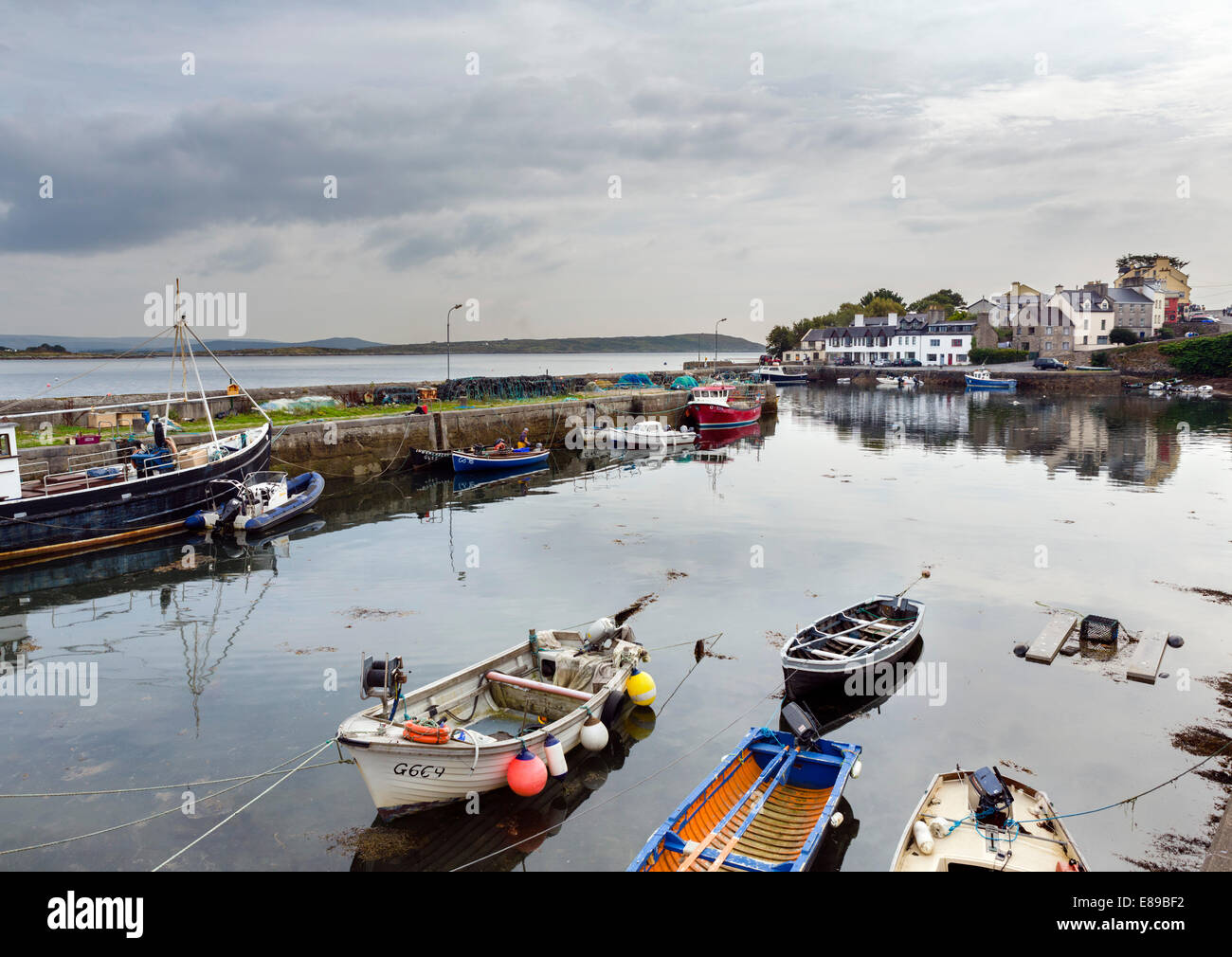Le pittoresque port de Roundstone, Connemara, comté de Galway, en République d'Irlande Banque D'Images