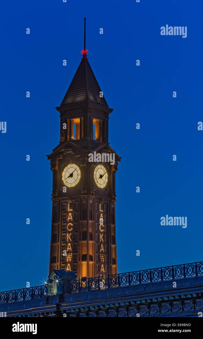 L'Erie Lackawanna gare's Watch Tower à Hoboken, New Jersey au crépuscule. Banque D'Images