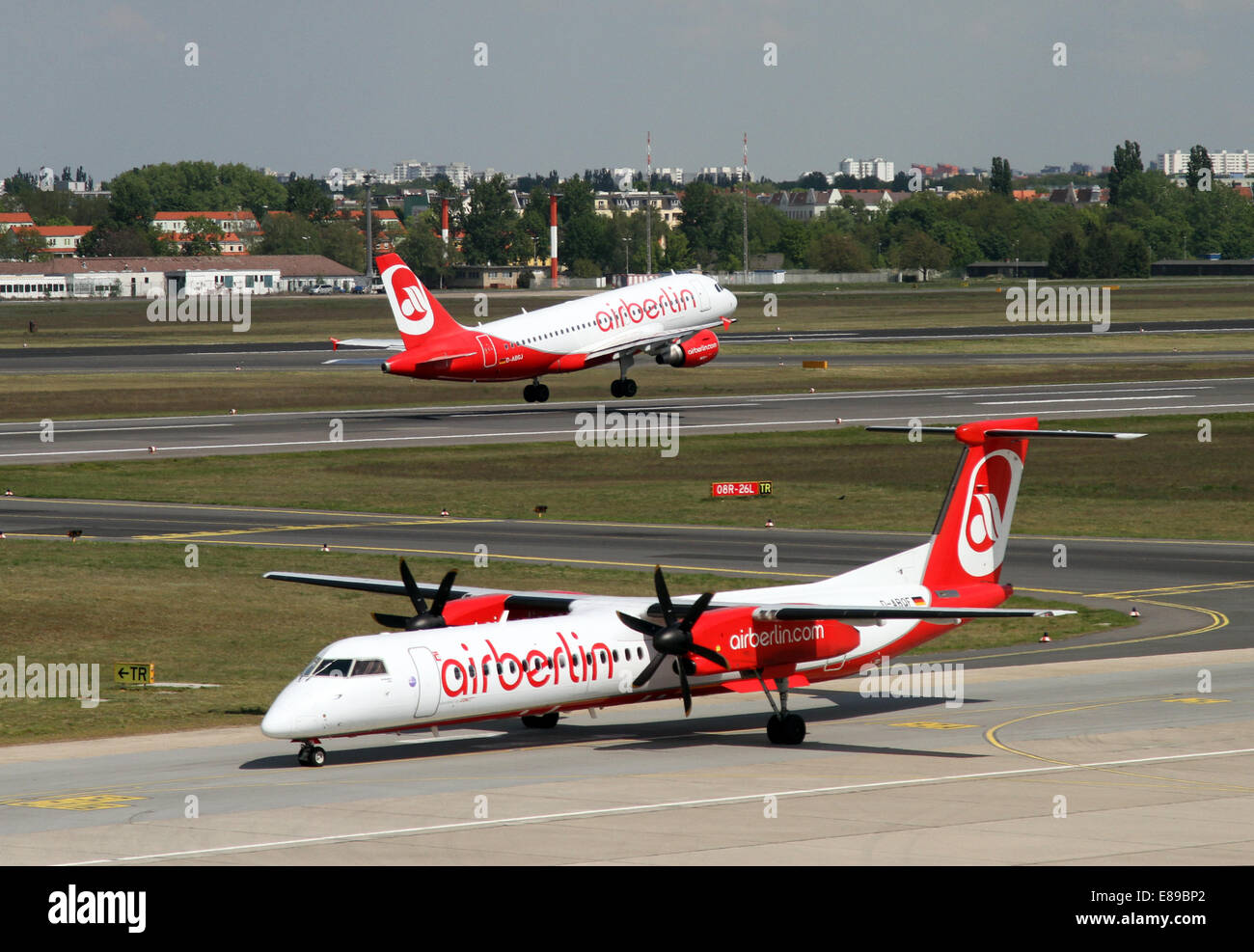 Berlin, Allemagne, Bombardier Dash 8 Q-400 et de l'Airbus A319 Air Berlin Banque D'Images