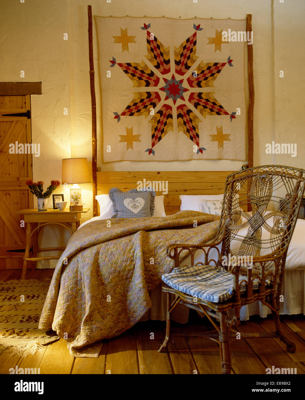 Patchwork tenture murale au-dessus de lit avec couette en pays cvream avec  canne ouvragée +chaise en bambou Photo Stock - Alamy
