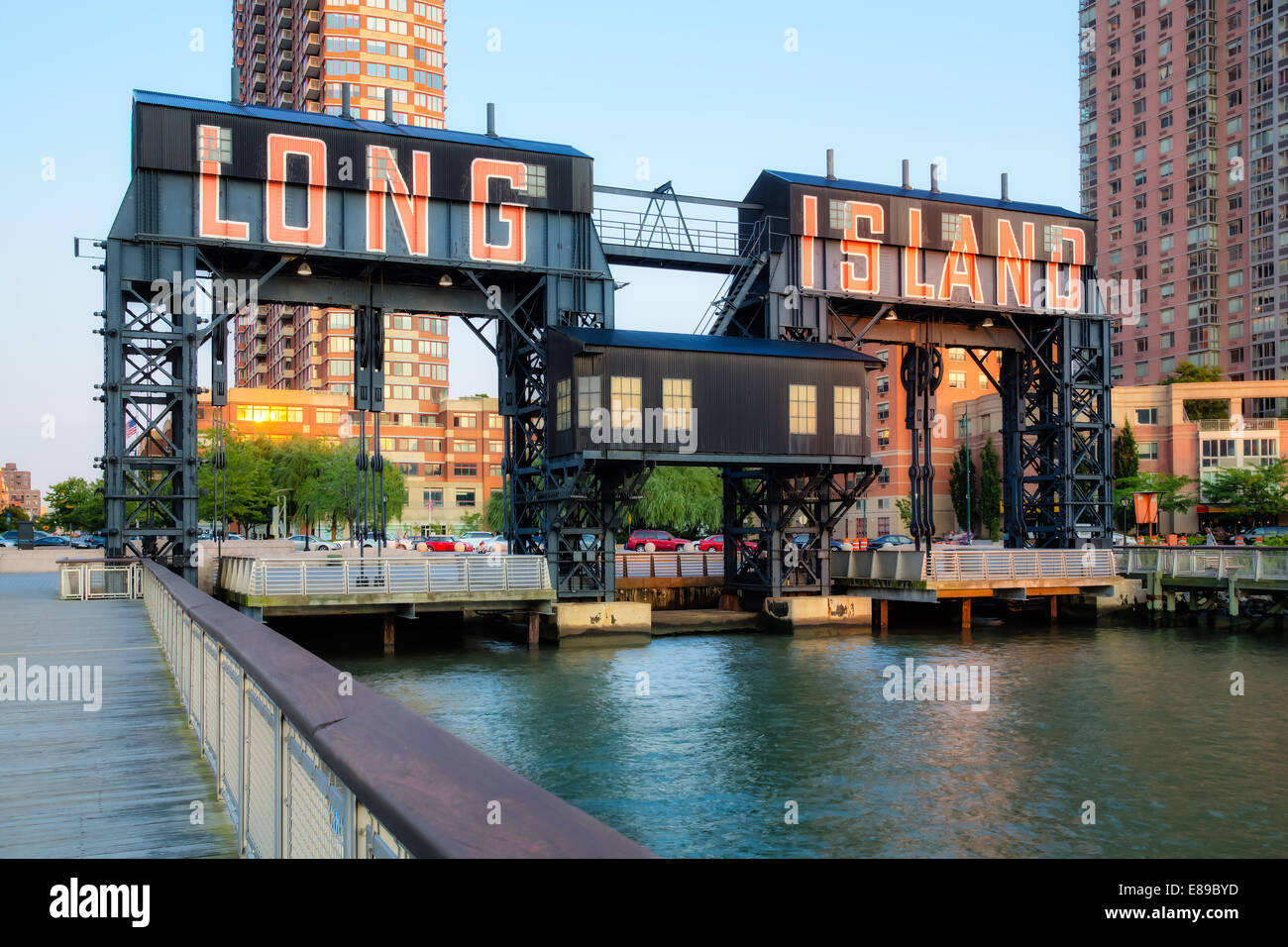 Bras Plaza State Park portiques gigantesques ponts transfert à Long Island City situé dans le borough du Queens, New York. Banque D'Images