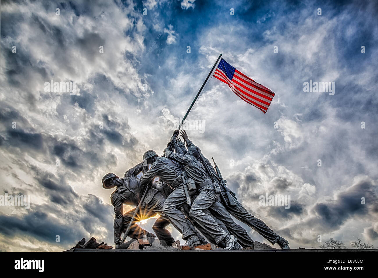 Le Marine Corps War Memorial a également appelé l'Iwo Jima Memorial d'Arlington, Virginie, avec des nuages de tempête dans l'arrière-plan et une étoile scintillante au coucher du soleil. Banque D'Images