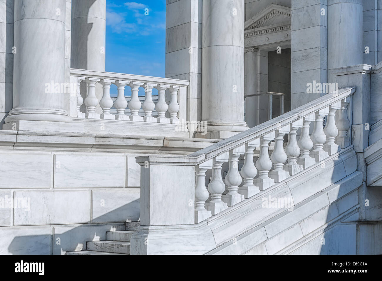 Une vue de côté pour les détails architecturaux de l'amphithéâtre du Souvenir au Cimetière National d'Arlington en Virginie. Banque D'Images