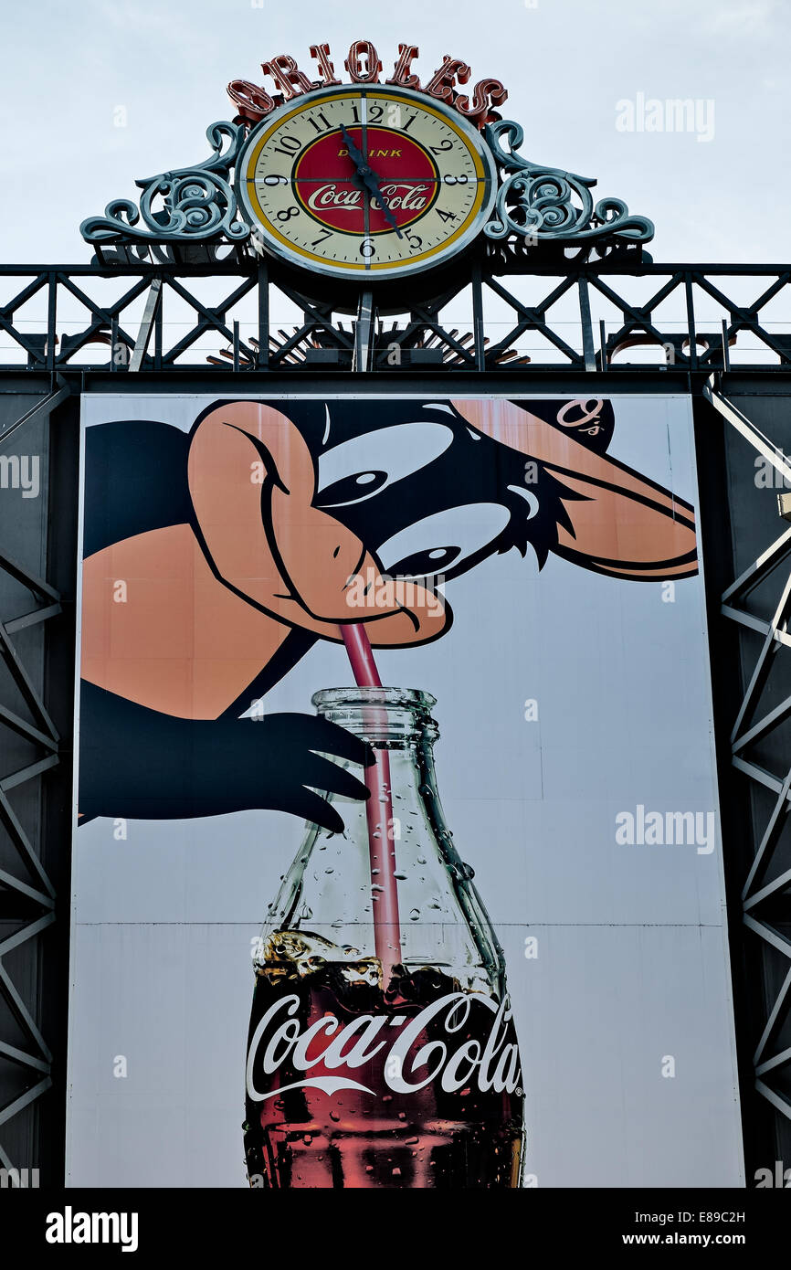 Les loriots verre Coca Cola et de l'horloge, la mascotte de l'Oriole de boire d'une bouteille de Coca-Cola qui est à l'entrée de l'Oriole Park. Banque D'Images