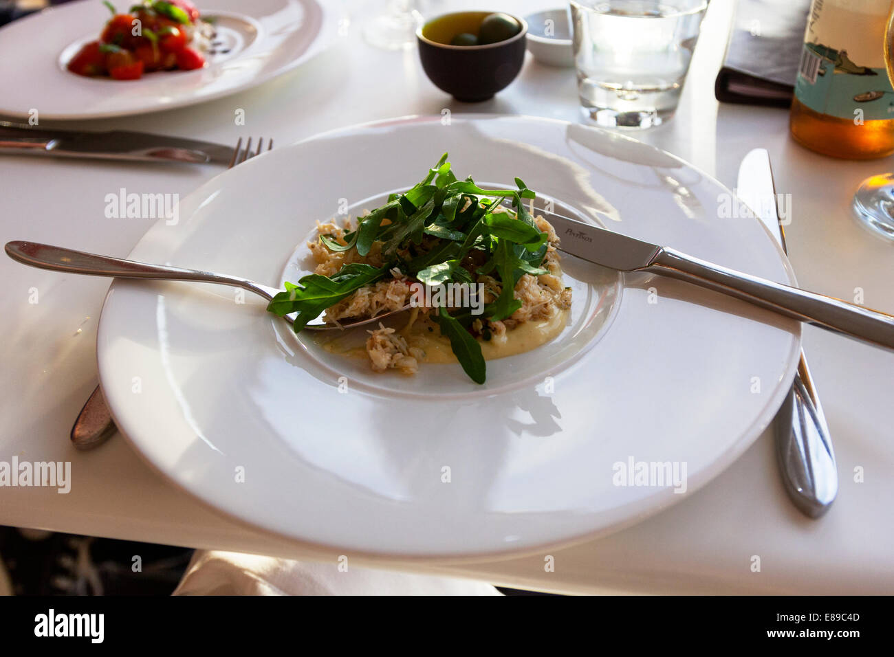 Le crabe et salade de roquette-food Jamie Oliver 15 Cornwall Cornish du pays de l'ouest de la nourriture typique Banque D'Images