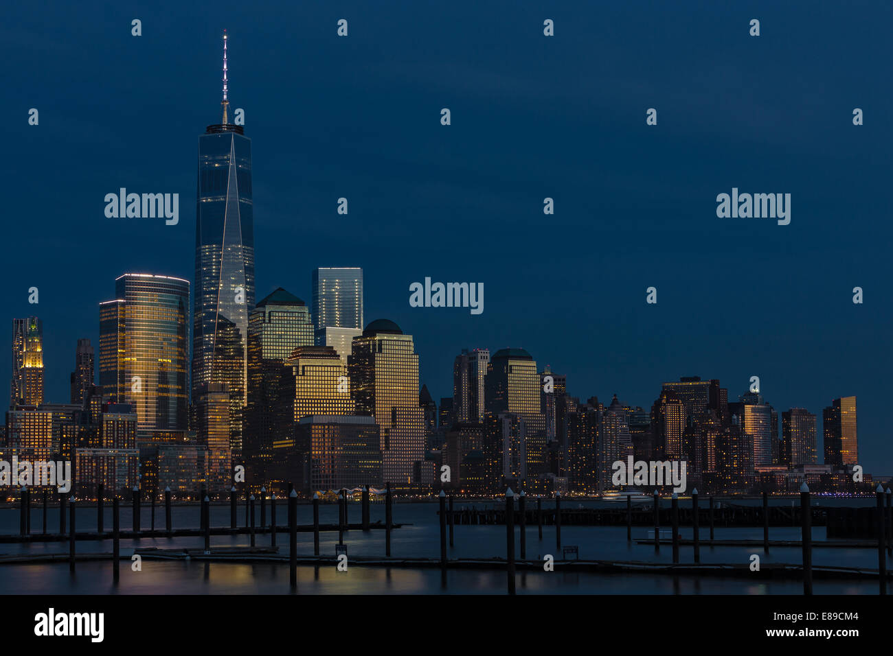 One World Trade Center, également appelé la tour de la liberté le long d'autres New York City Skyline gratte-ciel dans le quartier financier de New York, pendant l'heure bleue au crépuscule. (Également disponible dans une version couleur) Banque D'Images