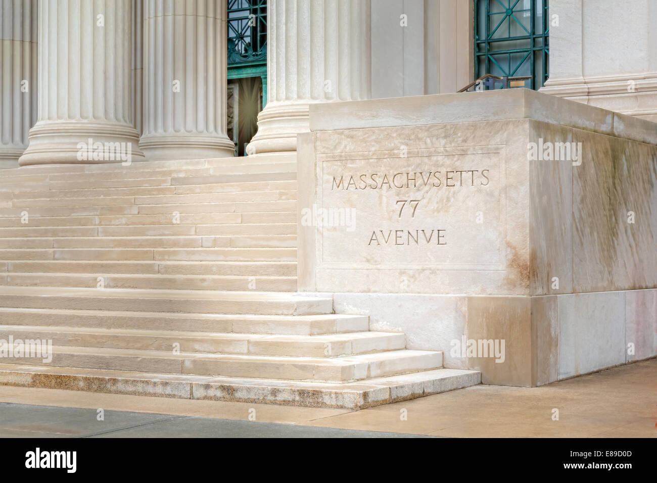 Les colonnes de l'architecture néoclassique et des escaliers à l'entrée de l'Institut de technologie de Massachusetts à Cambridge, Massachusetts. MIT a été officieusement appelé 'Boston tech'. Banque D'Images