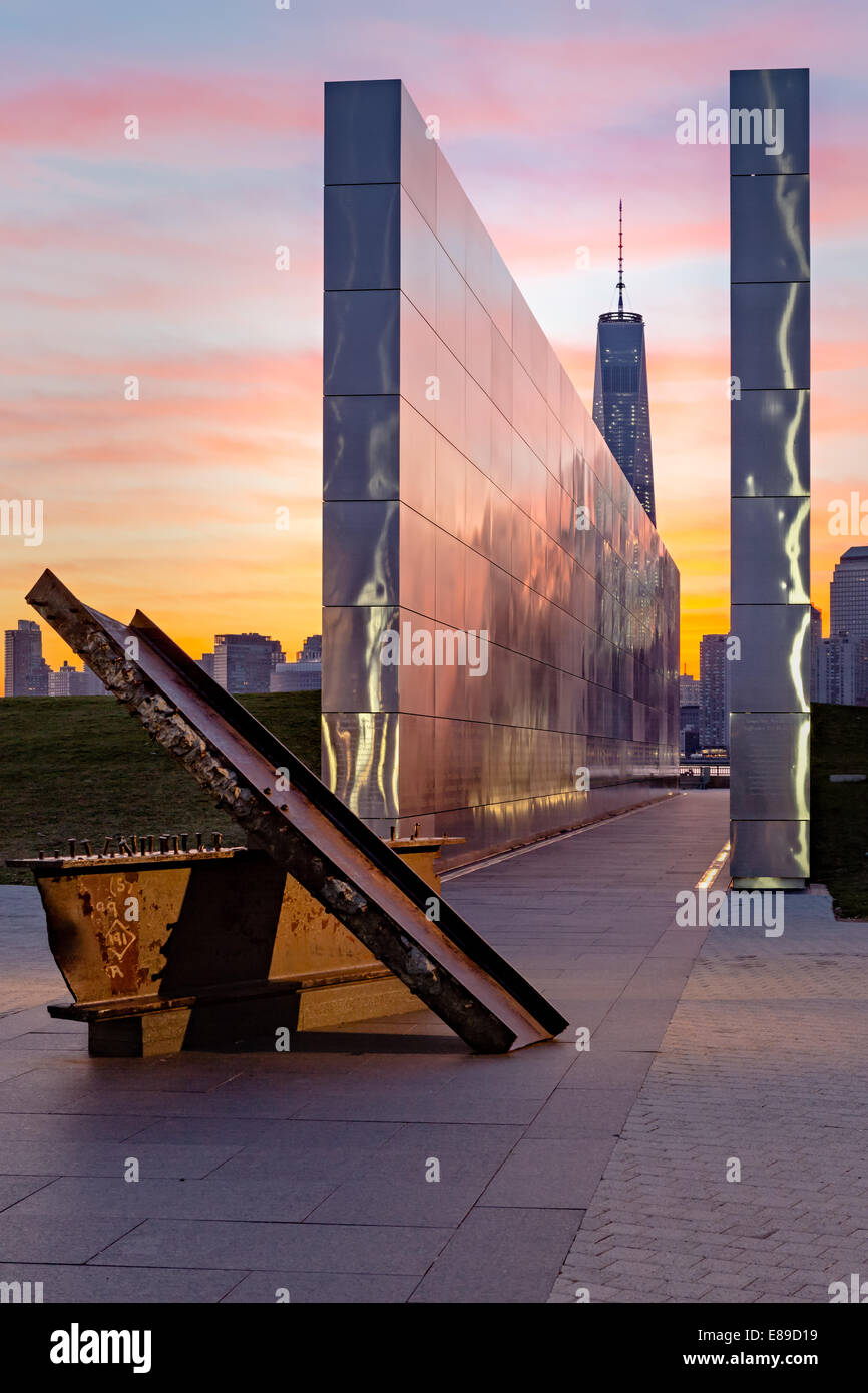 Vue Au Lever Du Soleil A La Memorial Empty Sky A Liberty State Park Dans Le New Jersey Avec One World Trade Center Communement Appelee La Tour De La Liberte Photo Stock