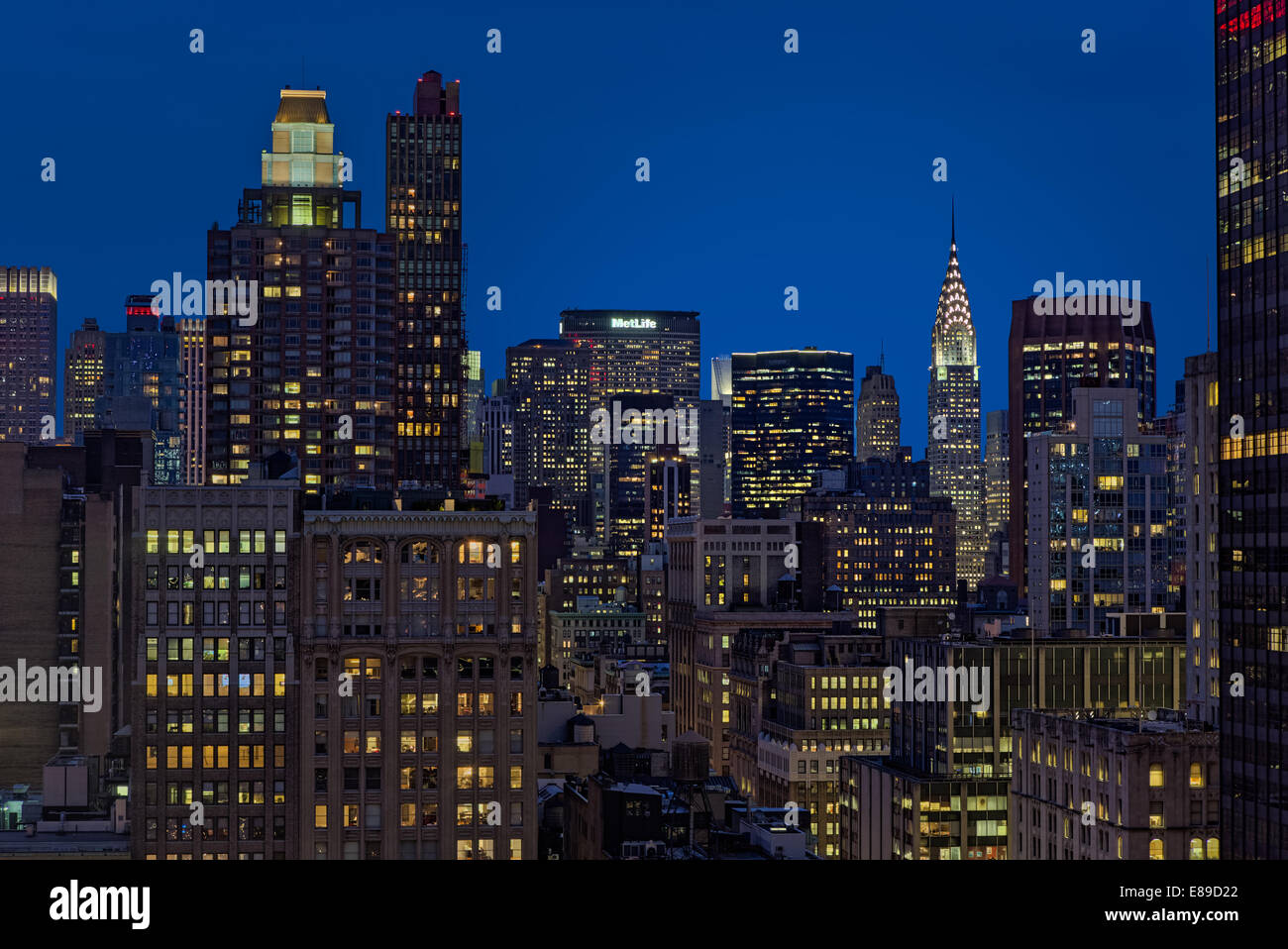 Le Chrysler Building et le Met Life Building ainsi que d'autres New York City skyline gratte-ciel pendant l'heure bleue du crépuscule. Banque D'Images