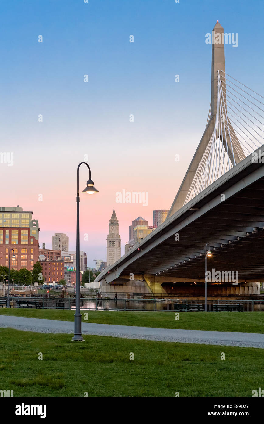 Une vue de Paul Revere Park pour le Custom House tour de l'horloge et le Leonard P. Zakim Bunker Hill Memorial Bridge à Boston, Massachusetts. Banque D'Images
