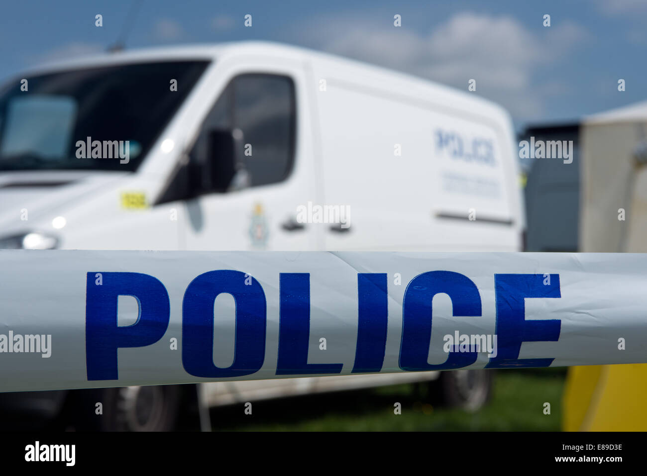 Une scène de crime à l'aide de ruban isolant & van de la police britannique Banque D'Images