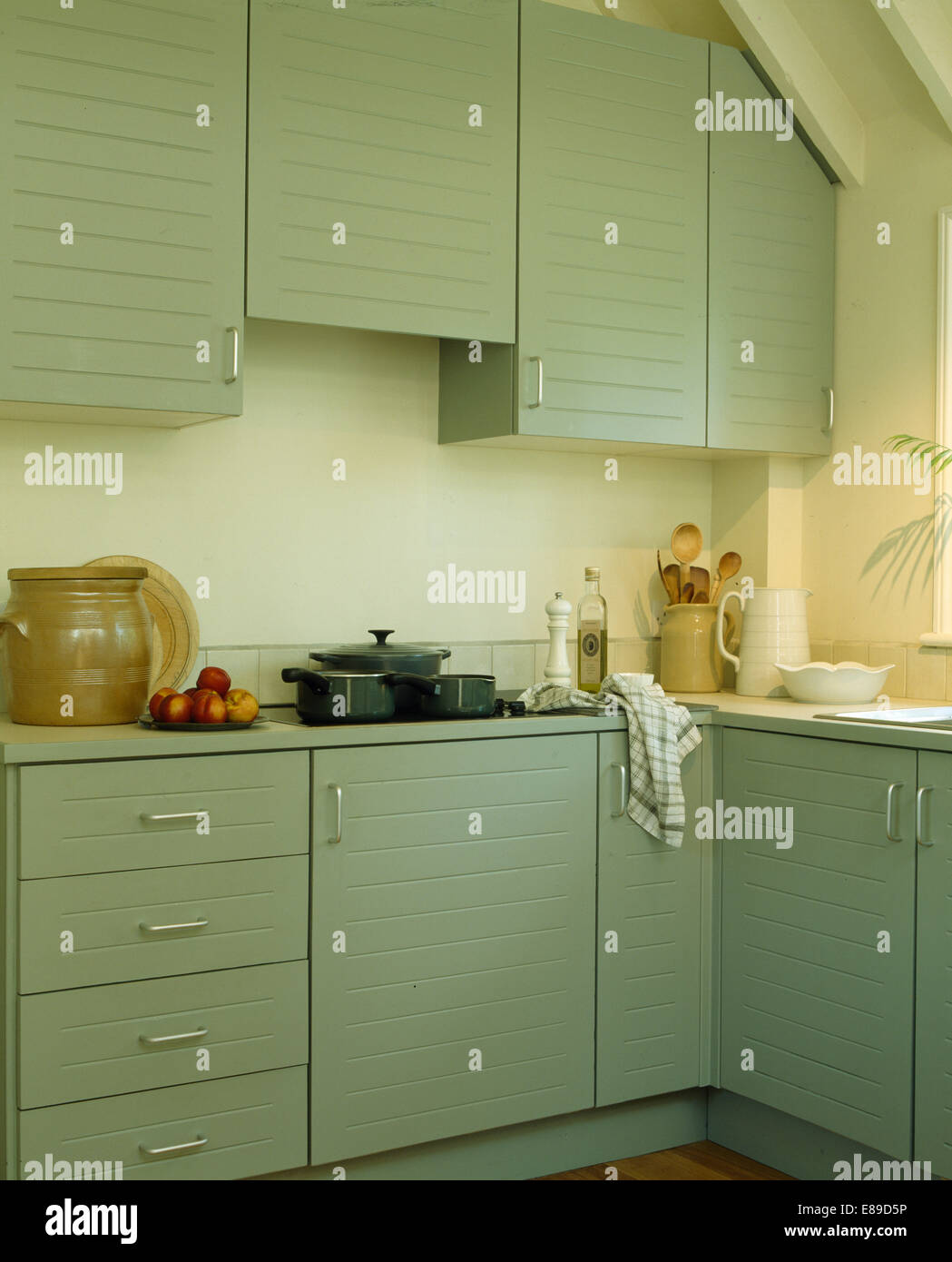 Unités Vert Pastel Peint En Peinture Farrow Ball In Modern Kitchen