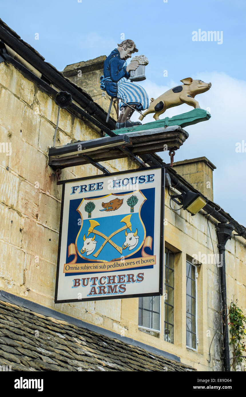 Enseigne de pub du Carisbrooke Arms Freehouse et Restaurant à Sheepscombe, les Cotswolds, en Angleterre, UK. Banque D'Images
