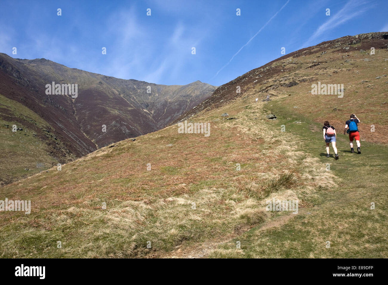 Deux marcheurs partent jusqu'Blencathra via la route de la crête du hall est tombé. Du sommet de la montagne est à l'extrême gauche dans la distance Banque D'Images