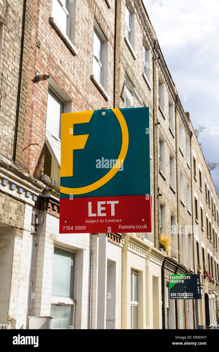 Foxtons signe de l'immobilier à laisser dehors maisons mitoyennes dedans Londres du Sud Angleterre Royaume-Uni Royaume-Uni Banque D'Images