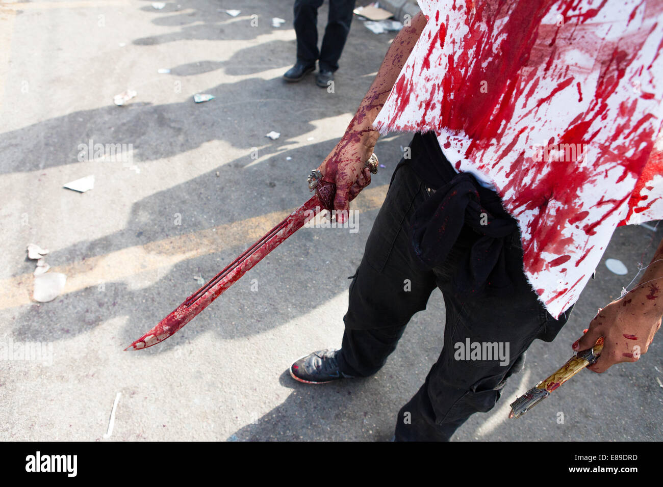 Un musulman chiite, couvert de son propre sang, portant une longue épée, commémorant le jour de l'Achoura à Nabatieh, Liban. Banque D'Images
