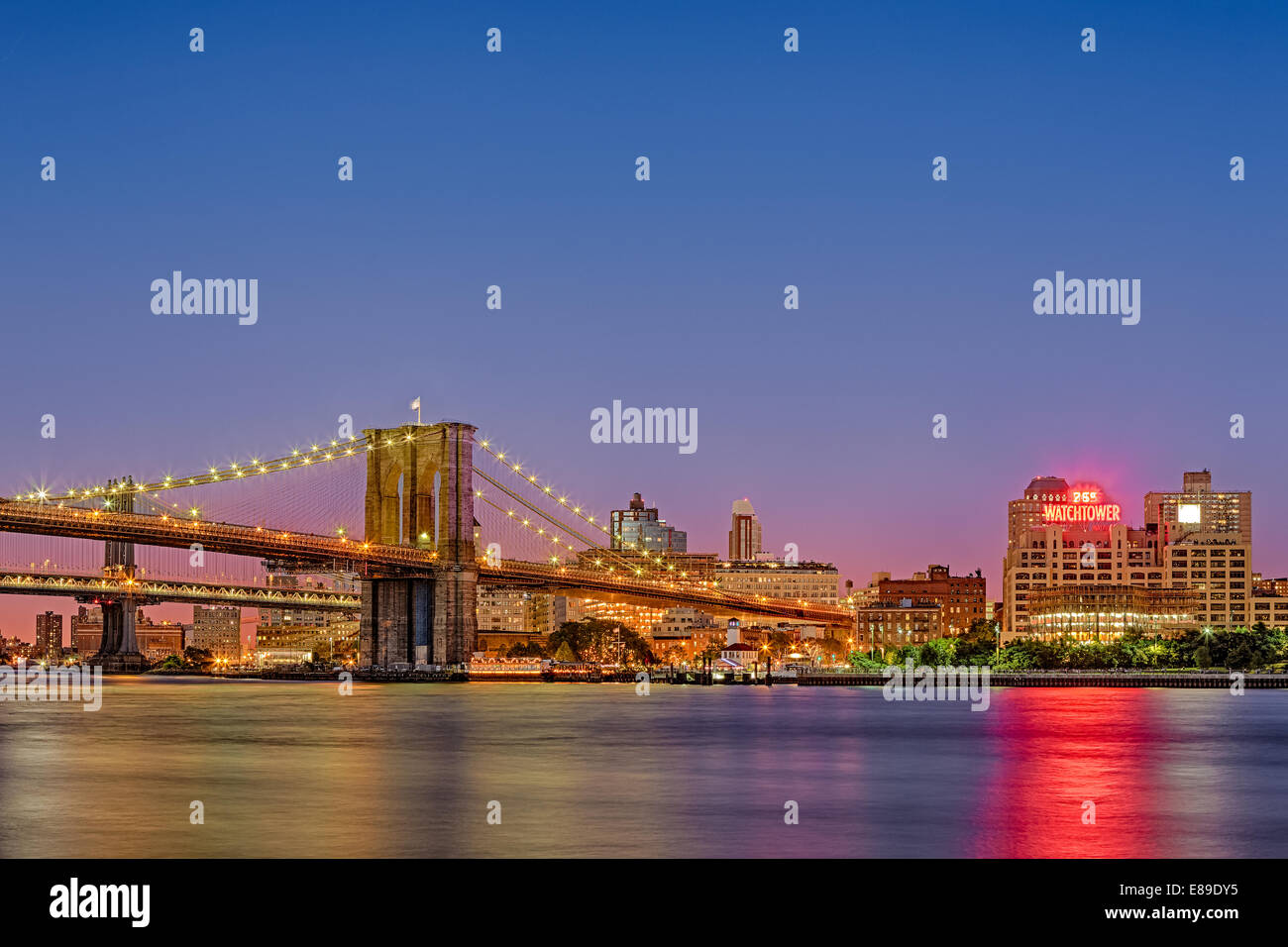 Le Pont de Brooklyn, Dumbo, Brooklyn Bridge Park et la tour de guet des capacités pendant le crépuscule. Vu du port maritime de South Street dans le lower Manhattan, New York City. Banque D'Images
