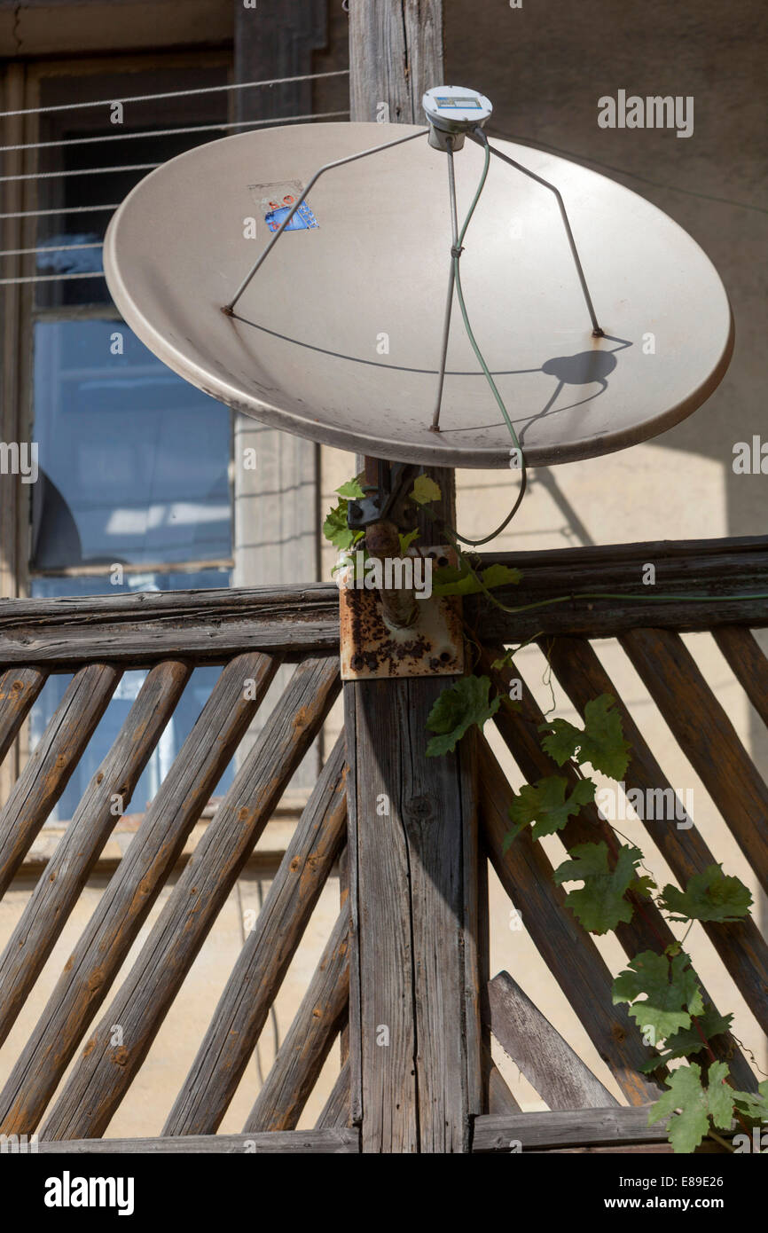 Antenne satellite sur le village tchèque Banque D'Images
