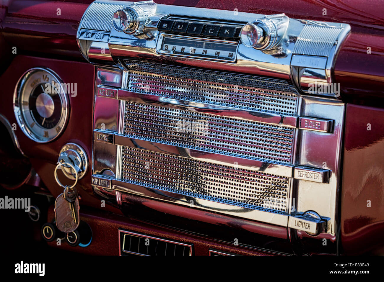 1948 Buick 56C Super Classic vintage antique classique car - vue de l'intérieur de la planche de bord et la console. Banque D'Images