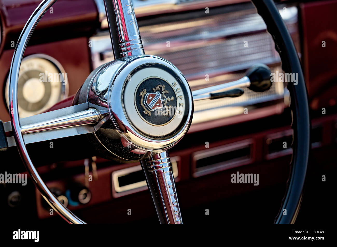 Vue intérieure à volant et planche de bord de ce millésime 1948 Buick rouge 56C Super voiture classique. Banque D'Images